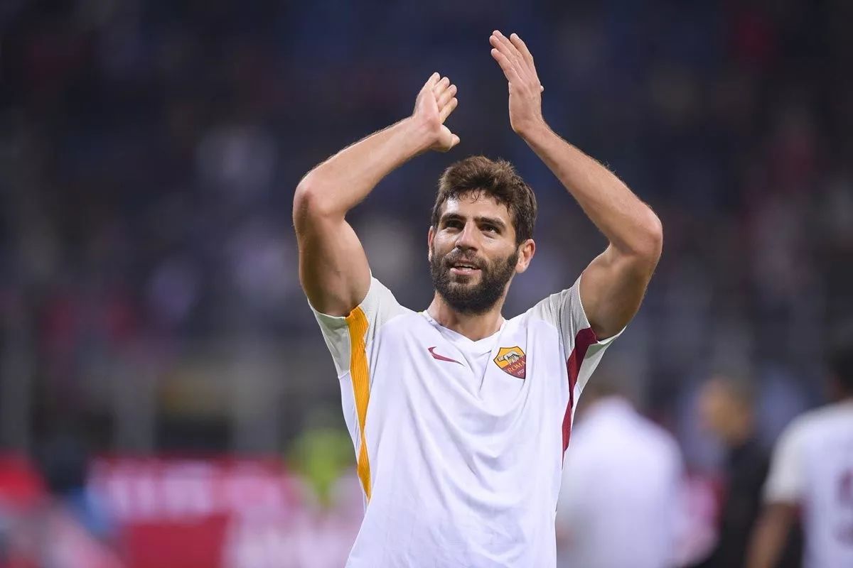 NG体育- 北城鲸鲨队鏖战江汉黑豹队，橄榄球杯赛险胜，核心复出即建功。高压逼抢成功