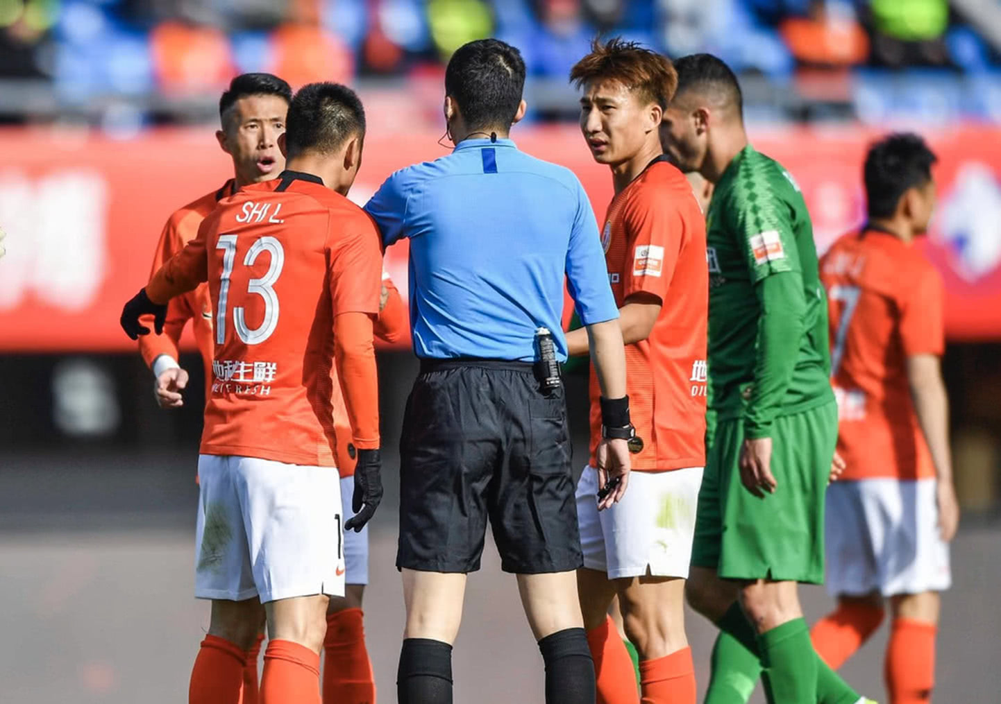 AC米兰训练开放日,今晨复出首秀引欢呼,中超在即,球队文化再被提及 AC米兰训练开放日,今晨复出首秀引欢呼,中超在即,球队文化再被提及