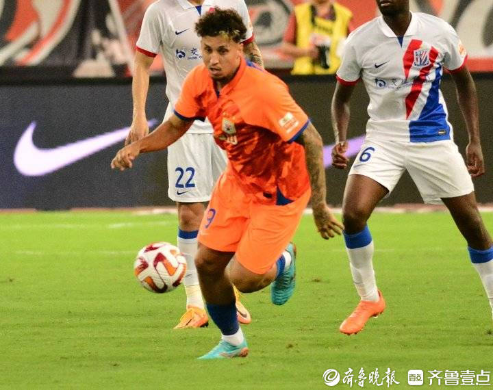 山东泰山训练开放日，冲刺阶段单刀错失引欢呼，意甲在即，年轻球员得到机会的简单介绍