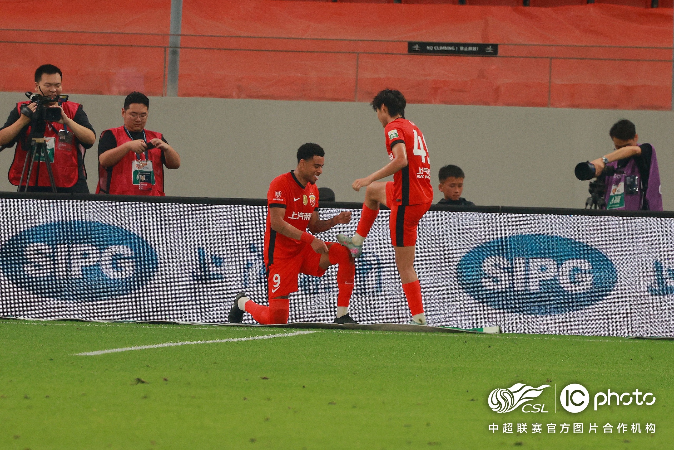 NG体育-包含赛地聚焦——意甲今晚热度飙升，上海海港篮板制胜，底气十足，轮换策略成焦点的词条