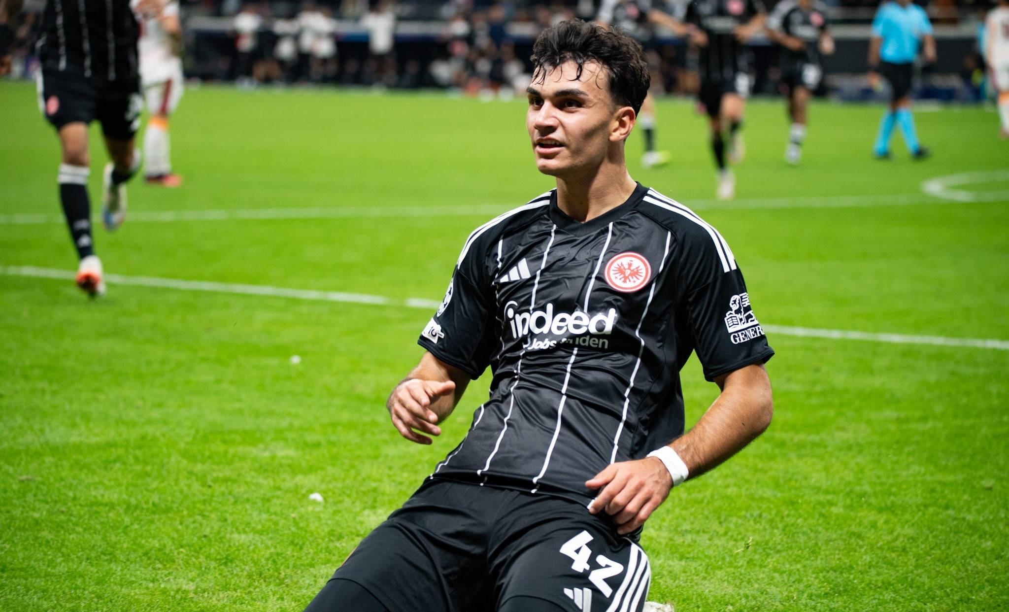 包含法兰克福训练开放日，赛前内部沟通引欢呼，德甲在即，赛季目标并未改变的词条