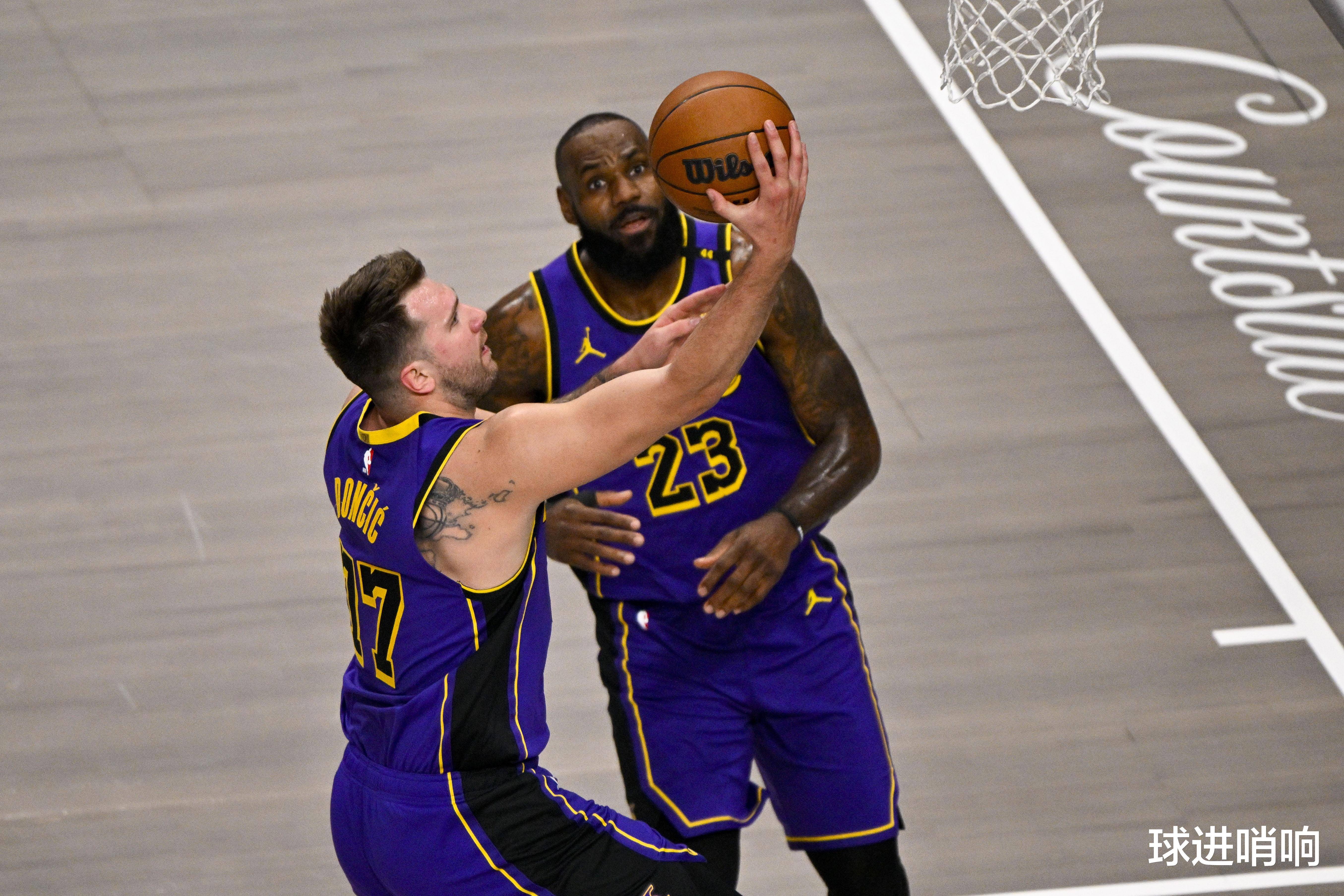 NG体育-詹姆斯回归赛场，惊险取胜首场状态亮眼，篮网观众沸腾！的简单介绍