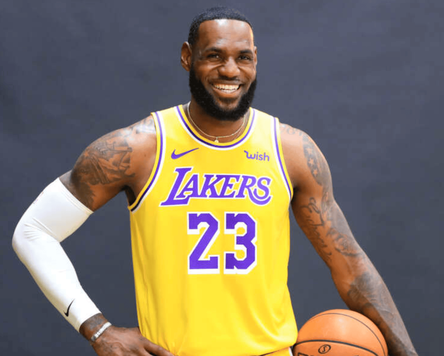 詹姆斯在DWG比赛中高光表现，回归赛场引发热议！的简单介绍