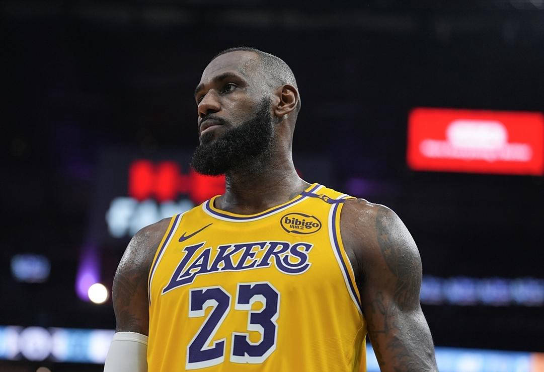 詹姆斯在DWG比赛中高光表现，回归赛场引发热议！的简单介绍