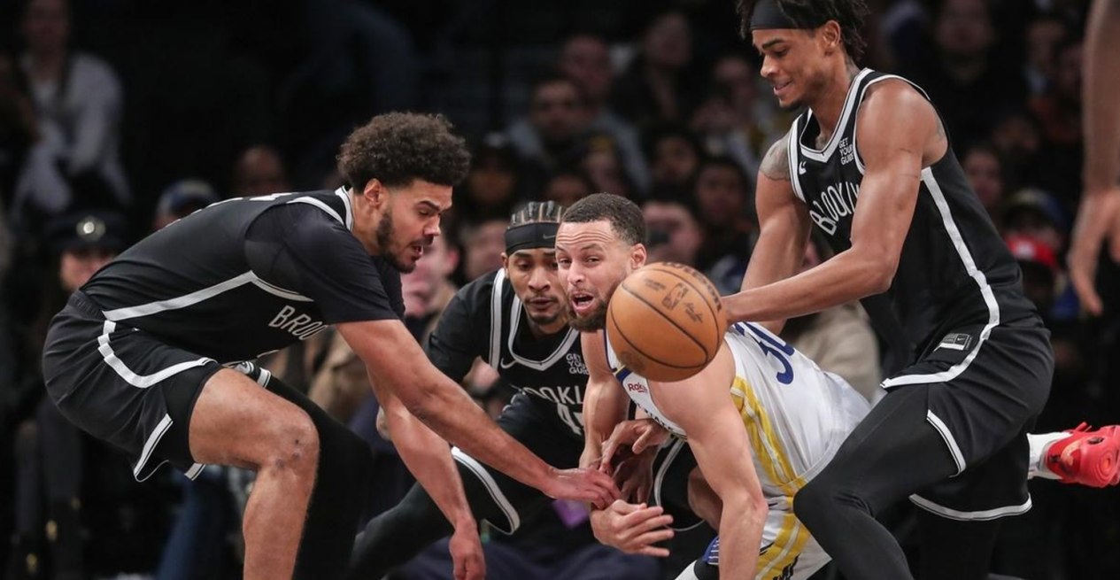 南宫体育-库里在雄鹿比赛中战术调整，连败引发热议！的简单介绍